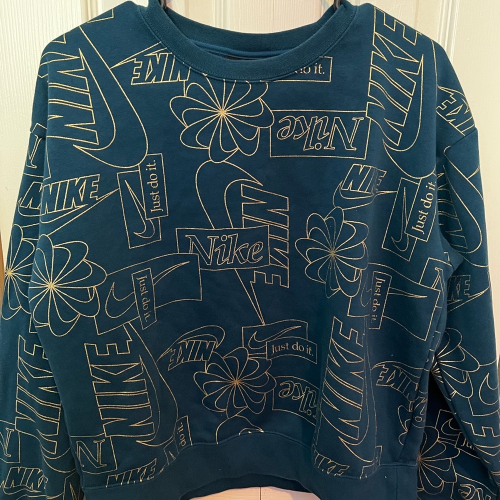 Women’s Nike crew sweatshirt